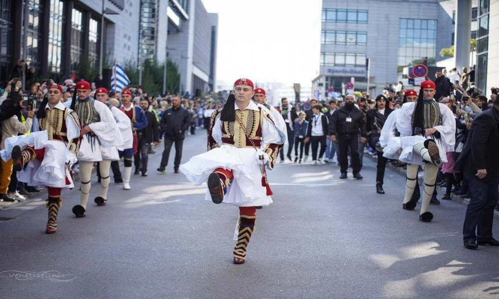 Η καρδιά του ελληνισμού «χτυπά» στη Στουτγκάρδη: Παρέλαση της Προεδρικής Φρουράς μπροστά σε 2.500 Ελληνόπουλα για την 28η Οκτωβρίου